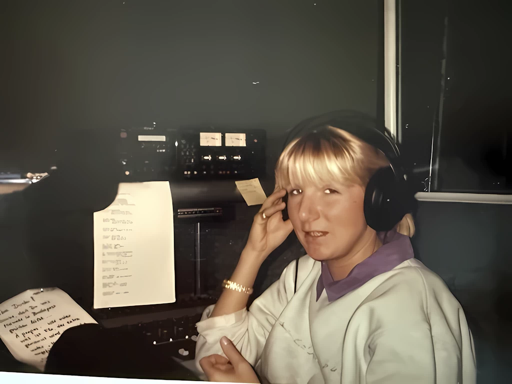 die Musikredakteurin bei der Arbeit, im Bild Doris Kodat