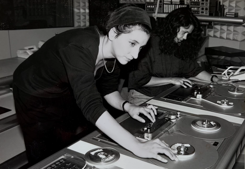 Annett Hudasch & Sabine Schuster im Produktionsstudio in Wien