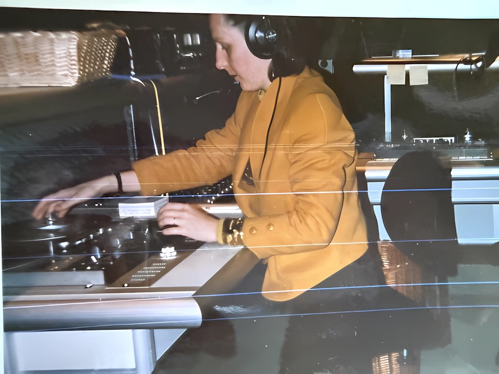 Bei der Arbeit im Produktionsstudio in Wien, im Bild Friederike Ritter